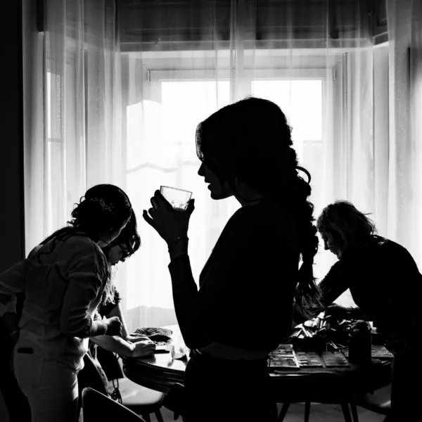 Photo de silhouette en noir et blanc durant les préparatifs d'un mariage à Mulhouse en Alsace.