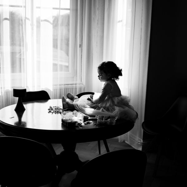 Petite fille à un mariage , assise sur une table pendant les préparatifs, dans le Territoire de Belfort, en Franche-Comté