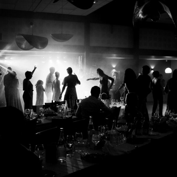 Photo en noir et blanc d'un bal de mariage en intérieur.