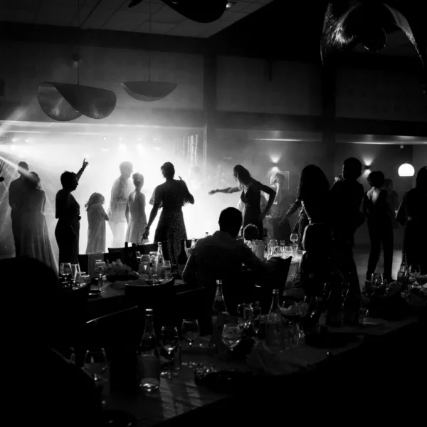 Photo en noir et blanc d'un bal de mariage en intérieur.
